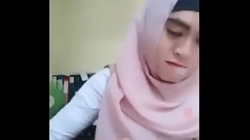 Cewek Indon Tudung Tayang Tetek