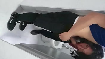 Friends Playing In Toilet Public - Chicoscam.com