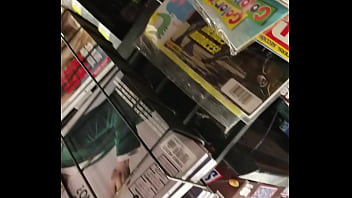 Enseñando Nalga En El Super