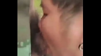 Anh qu_n nh_n bú cu ngoài trời