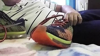 Lambendo Muito E Me Deliciando Com Os T_nis Nike Air Max Do Meu Vizinho Lindo E Novinho