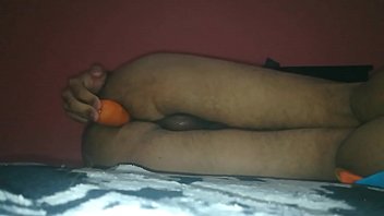 Chico Experimenta El Sexo Anal Con Zanahoria