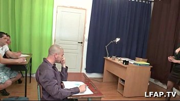 Brunette Francaise Baisee Par Deux Potes En Salle De Classe
