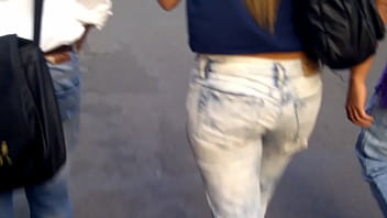 Hermosa En La Calle En Jeens