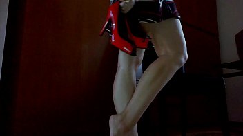 Guarda Le Mie Gambe Ed I Miei Splendidi Piedi Sono Pronti Per La Tua Lingua Schiavo!