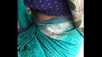 Hot Telugu Aunty Showing Boob' In Auto