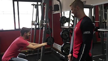 Loirão Faz Agachamento Enquanto Outro Loirão Olha E Dá Dicas Safadas