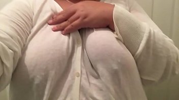 Mis Tetas Bajo Mi Blusa Blanca