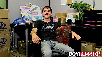 Amateur Homo Kevin Grover Shows Off Assets Before Wank Off