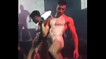 Mostrando O Pau Na Balada