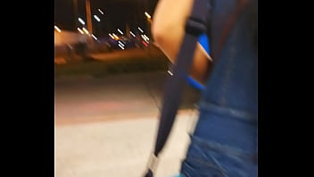 Mamacita Rica Con Overol De Culo Enorme Pillada En La Calle