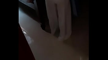 Học trò nứng giở trò quay lén c_ giáo đang thay đồ 2