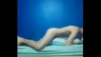 Loirinho Comendo O Travesseiro