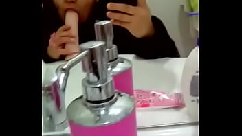 Chupando Consolador Con Ganas Como Si Fuera Mi Pene