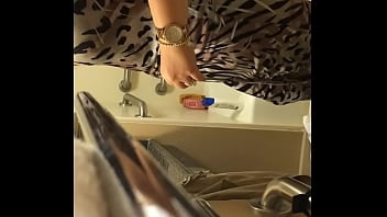 Linda Mujer Haciendo Un Stripper Y Paje_ndose En El Ba_o