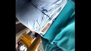 Hermosa Joven Muestra Lo Que Tiene