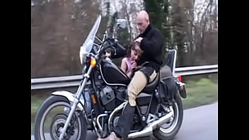 Brunette Babe Gloriya Is Giving Some Head On The Speed At The Buddy Seat