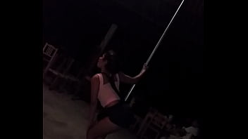 Bailando En El Tubo - pitita-tubo, lo-mueve-rico-eya, le-encanta-acarisiar-el-tubo, tubo-y-alex - Video 3767642