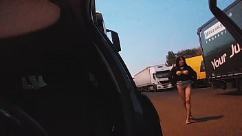 Pute Au Milieu Des Camions