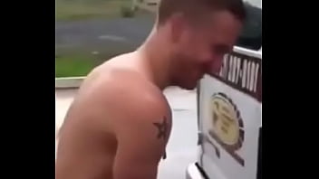 Meando Atras De La Camioneta