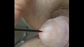 Je M Enfonce Une Mine De Stylo Dans Ma Petite Bite