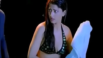 Sruthi Hasan Hot Bikini Scene From Her First Movie