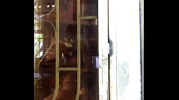 Boy đẹp trai lộ mặt qua tấm cửa kính.