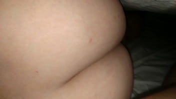 Dejo Que Mi Amigo Se Meta En La Cama Con Mi Hermana Y La Grabe Sin Ropa Interior, Se La Restriega Bien Por El Culo, En El Siguiente Vídeo La Penetra . Y Después Yo.