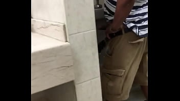 Cruising Baño, Señor Enseñando Verga