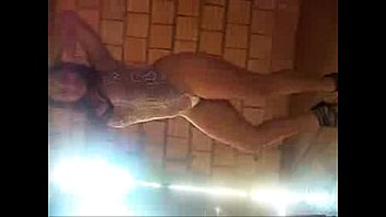 Leidiane Fazendo A Posição Da Rã