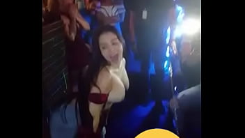 Novinha Se Mostrando Na Balada