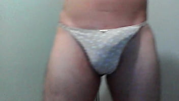 Casado Ativo Com A Calcinha Fio Bege De Florzinha Da Esposa Batendo Punheta E Gozando