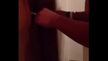 Brunette Se Pela El Culo