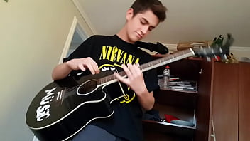 Joven Noruego Alvino Ense_a Su Destresa Con Sus Dedos