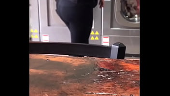 Grabándola Mientras Lava Ropa