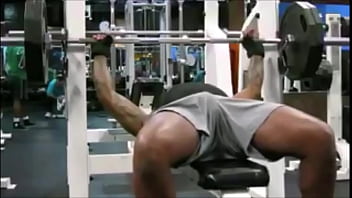 Fitness: Homens Exibem Suas Malas, Durante Exercícios Físicos