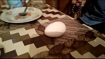 Qaqaş Yumurtanı Təsbehdən Sındırır