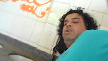 Roludo Me Fodendo No Prédio Abandonado