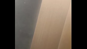 Joven Cachondo Masturbandose En El Trabajo