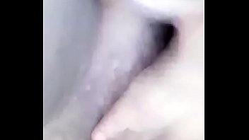 Julieta Metiendose Mano Debajo De Las Sabanas Mientras Su H. Ve Tele