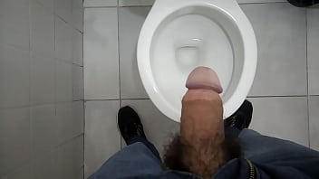 Pau Grosso Dando Um Mijão.