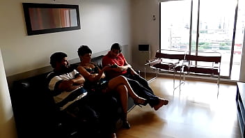 No Hay Nada En La Tv , Asi Que Me Coji Al Plomero Y Al Amigo De Mi Marido Flor De Cojida Hicimos