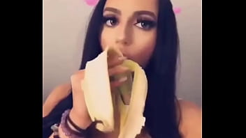 Testando A Garganta Com Uma Banana : Instagram: Amanda.figueredo024