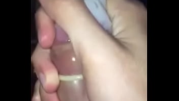 Uno Chico Cums En Condom