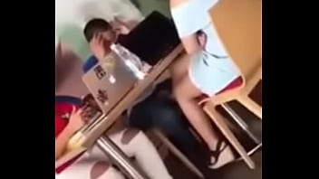 Seduciendo Amigo Con El Pie Bajo La Mesa