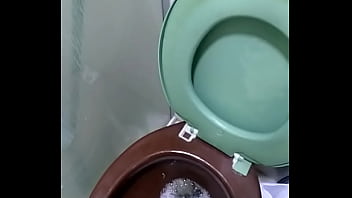 Piroca Metendo Uma Mijada Safada E Gostosa No Vaso Do Karalho Kacut