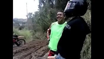 Bebendo água Na Fonte