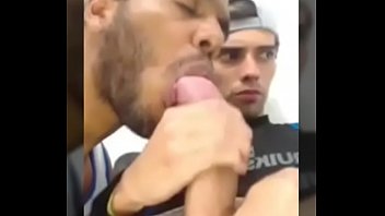 Chico Latino Dotado Se Pajea Y Lo Maman