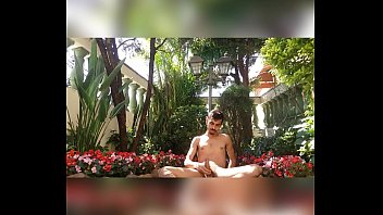 Batendo Uma No Jardim