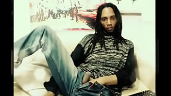 Latino Moreno Con Larga Melena Enseña El Rabo